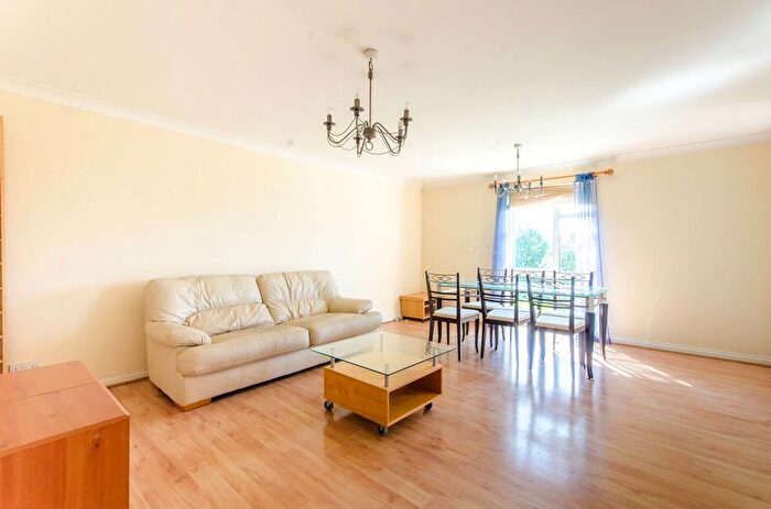 2 Bedroom Flat To Rent In Sparkford Gardens, Friern Barnet, London, N11