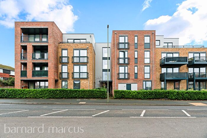 3 Bedroom Flat To Rent In East Street, Epsom, KT17