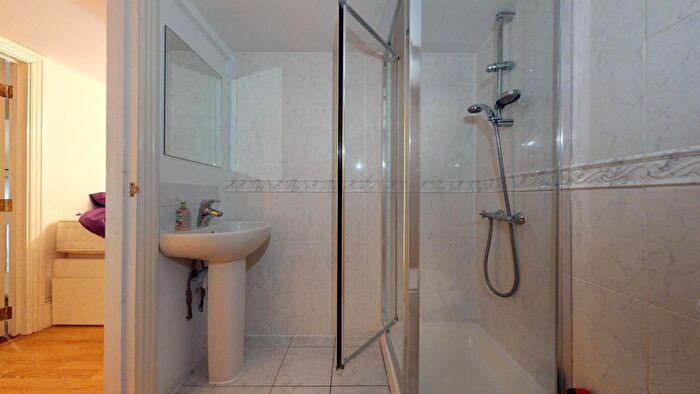 3 Bedroom Flat To Rent In Royal Drive, London, N11