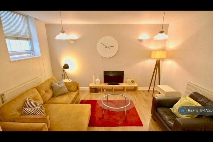 2 Bedroom Flat To Rent In Hampton Court, London, N1