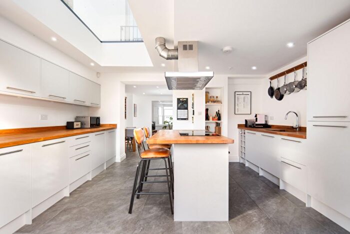 5 Bedroom Detached House For Sale In Dunlace Road, London, E5