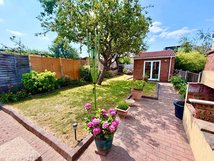 3 Bedroom Semi-Detached House For Sale In Grove Crescent, London, NW9