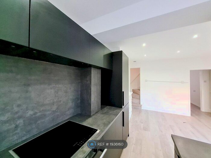 3 Bedroom Terraced House To Rent In Sackville Street, Kettering, NN16