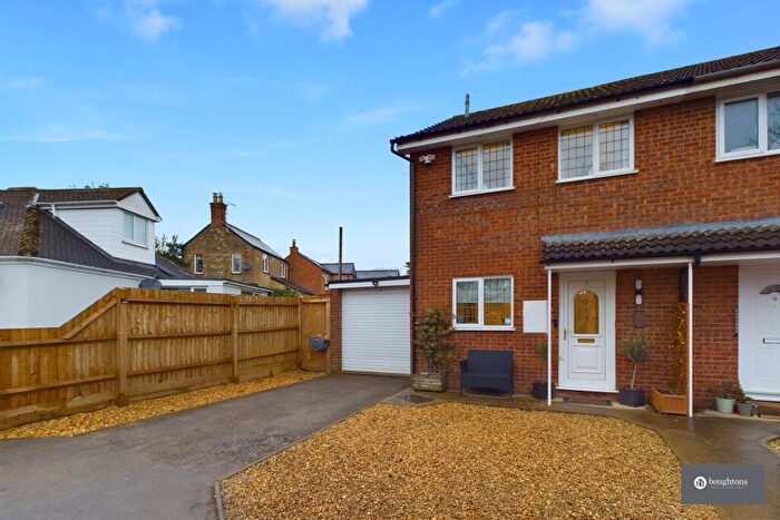 3 Bedroom Semi-Detached House For Sale In Herrieffs Farm Road, Brackley, NN13