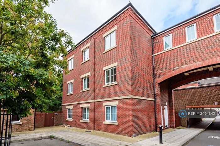 2 Bedroom Flat To Rent In Fairford Leys, Aylesbury, HP19