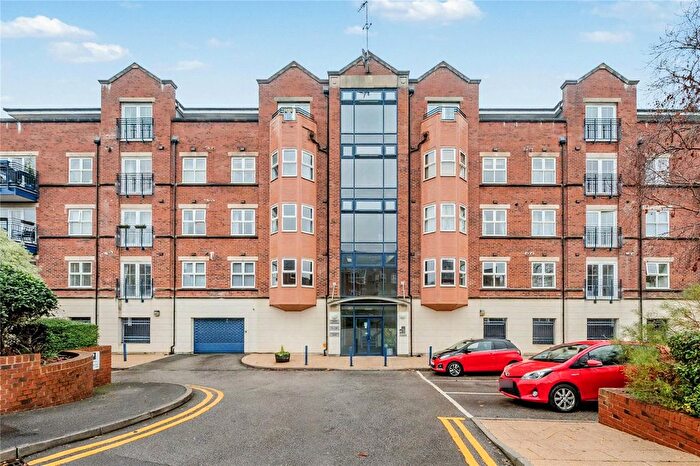 3 Bedroom Flat For Sale In Carisbrooke Road, Leeds, West Yorkshire, LS16