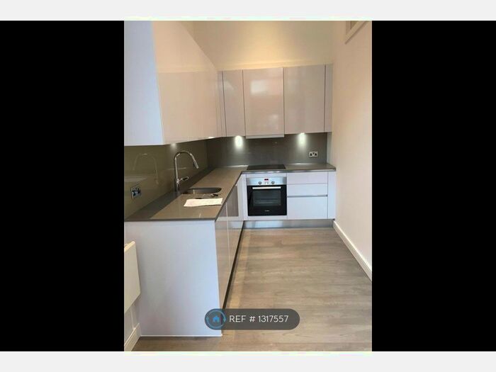 3 Bedroom Flat To Rent In Verona Apartments, Slough SL1