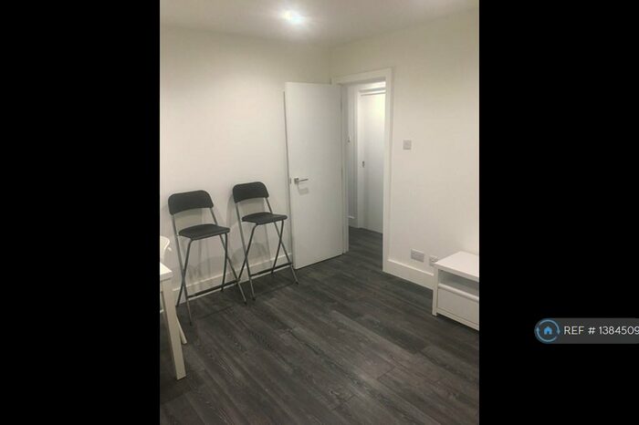 1 Bedroom Flat To Rent In Limesdale Gardens, Edgware, HA8