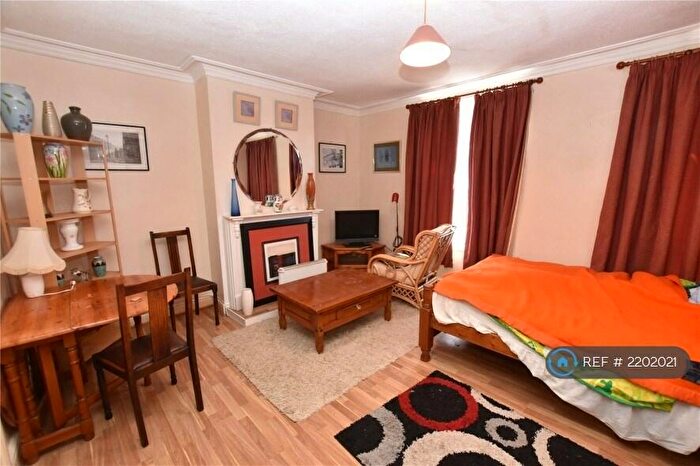 1 Bedroom Flat To Rent In Harehills, Leeds, LS8
