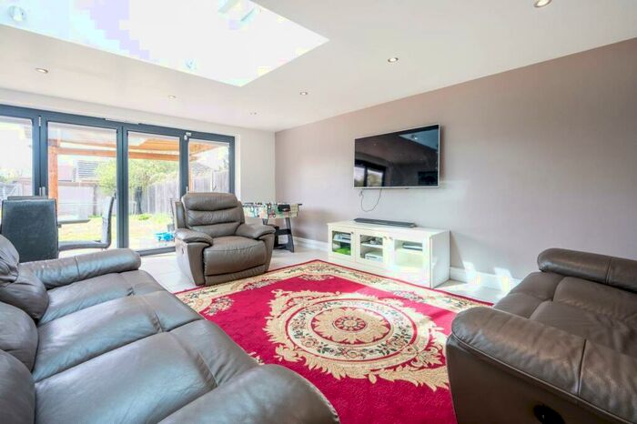 5 Bedroom Semi-Detached House To Rent In Kingston Road, Worcester Park, Epsom, KT19