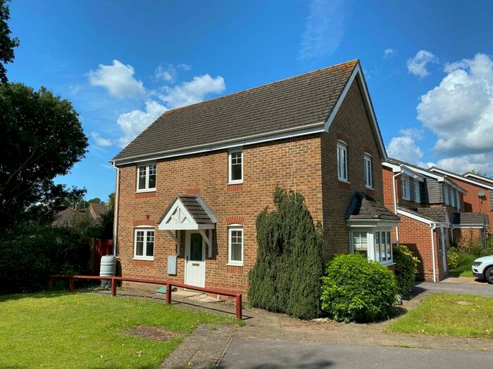 3 Bedroom Link Detached House To Rent In Ashfield View, North Baddesley, SO52