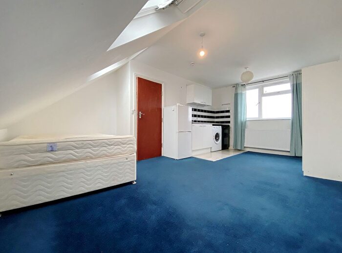 Studio To Rent In Chatsworth Crescent, Hounslow, TW3