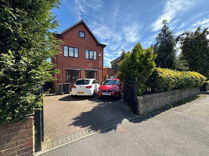 4 Bedroom Detached House To Rent In Spen Lane, West Park, Leeds, LS16