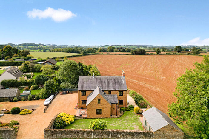 5 Bedroom Detached House For Sale In Alkerton Road, Balscote, OX15