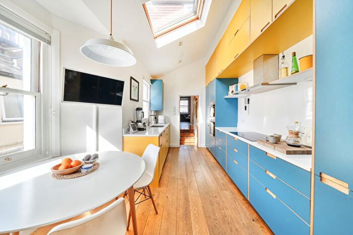 2 Bedroom Flat For Sale In Selborne Road, London, N22