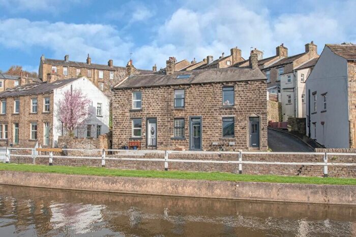 3 Bedroom Cottage For Sale In Newby Road, Farnhill, BD20