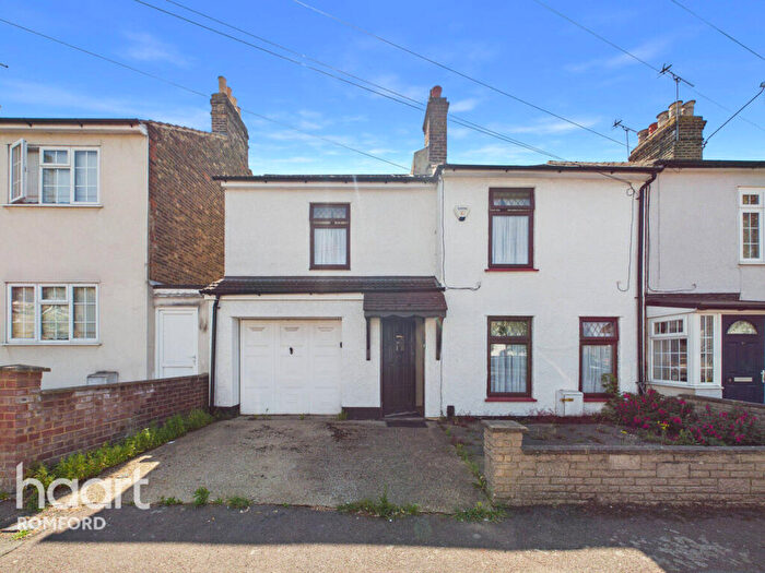 2 Bedroom End Of Terrace House For Sale In Milton Road, Romford, RM1