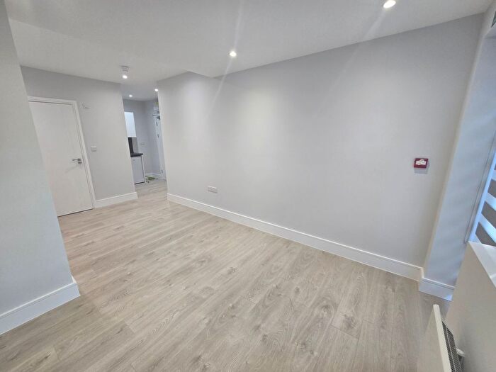 Studio To Rent In Brentmead Place, London, NW11