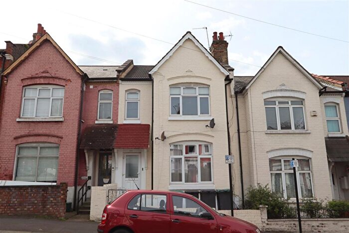 3 Bedroom Flat To Rent In Wightman Road, Hornsey, London, N8