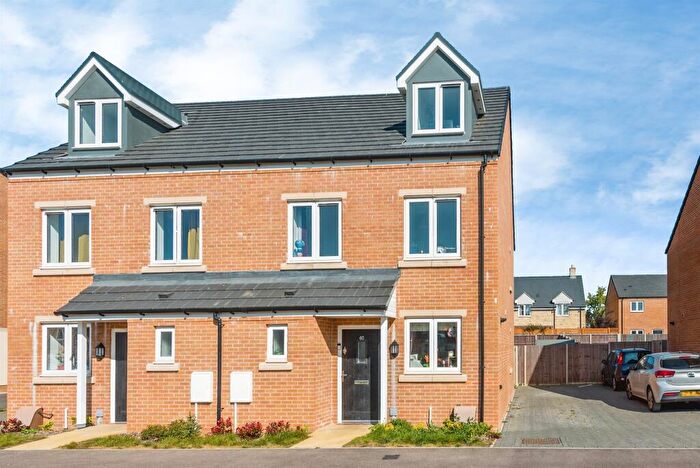 4 Bedroom Town House For Sale In Hamer Avenue, Carterton, OX18
