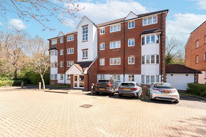 2 Bedroom Flat For Sale In Autumn Drive, Sutton, SM2