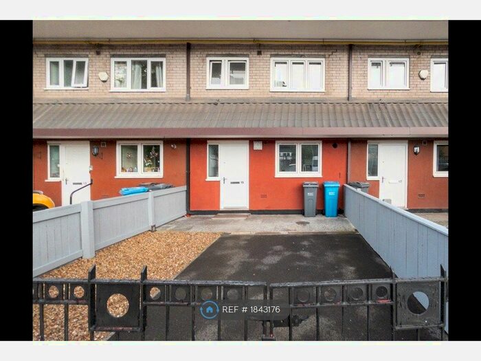 2 Bedroom Maisonette To Rent In Lockton Close, Manchester, M1