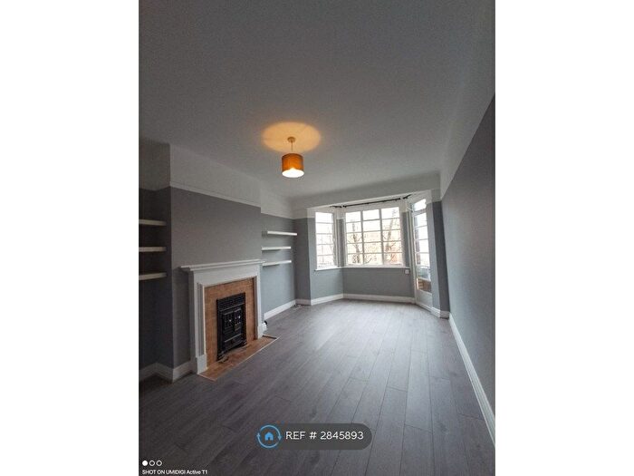 3 Bedroom Flat To Rent In Selwyn Court, London, SE3