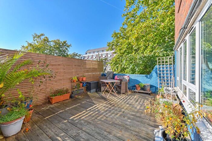 3 Bedroom Maisonette For Sale In Horle Walk, Camberwell, London, SE5