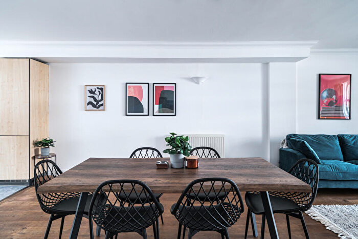 2 Bedroom Duplex For Sale In Central Square, Tower Hill, E1