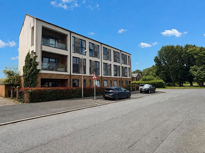 2 Bedroom Flat For Sale In Farnborough Road, Locking Parklands - Immaculate, BS24