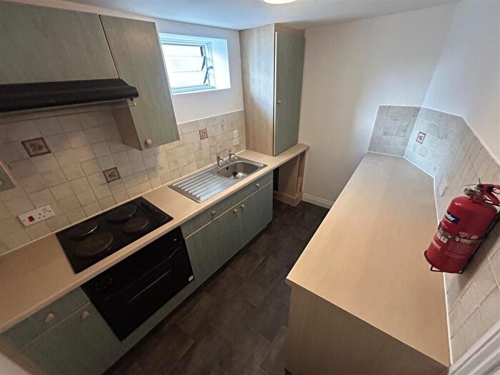 1 Bedroom Flat To Rent In Spinners End Drive, Cradley Heath, West Midlands, B64