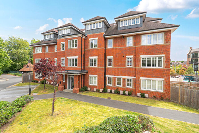 2 Bedroom Flat For Sale In Hobbs Close, West Byfleet, KT14