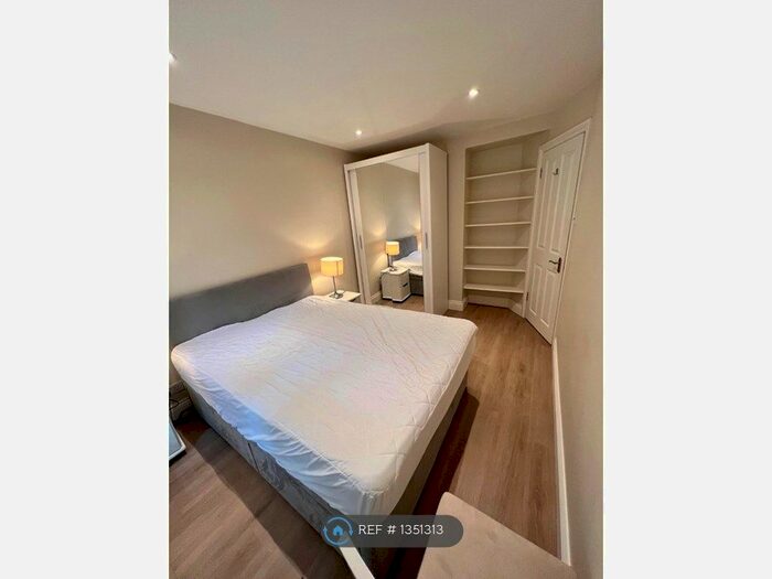 2 Bedroom Flat To Rent In Chesson Road, London, W14