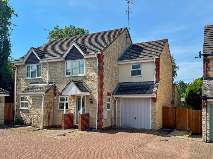 3 Bedroom Semi-Detached House For Sale In Berners Way, Faringdon, SN7