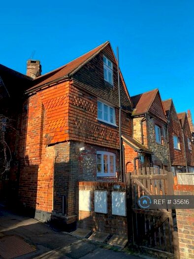2 Bedroom Flat To Rent In Petworth Road, Haslemere, GU27
