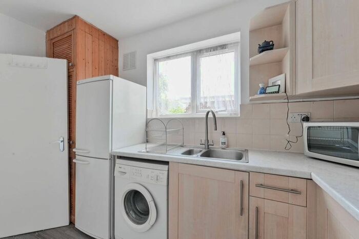 2 Bedroom Flat To Rent In Empire House, Edmonton, London, N18