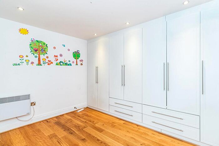 2 Bedroom Apartment To Rent In Alexander House, Royal Quarter, KT2