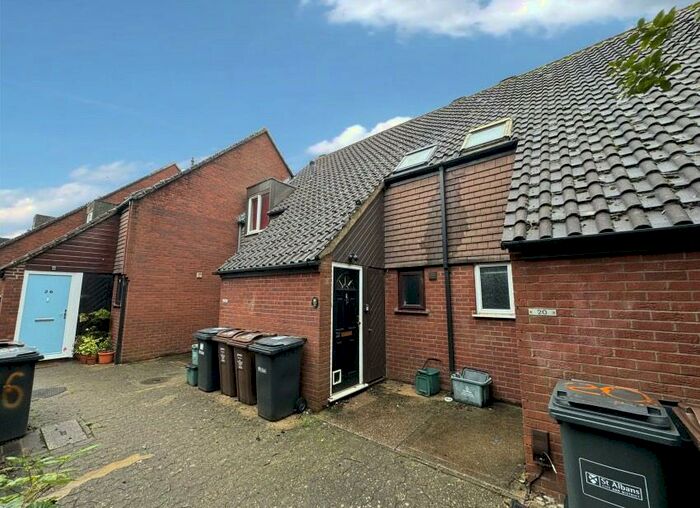 1 Bedroom Flat For Sale In Newgate Close, St. Albans, Hertfordshire, AL4