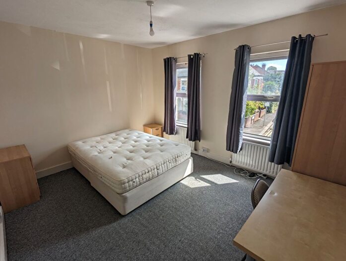 6 Bedroom Terraced House To Rent In Grange Avenue, Reading, RG6