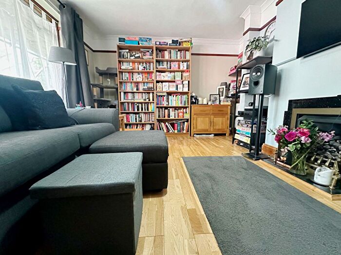 2 Bedroom Flat To Rent In Buxton Drive, London, E11