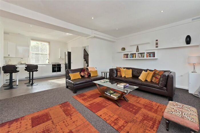 3 Bedroom Flat To Rent In Askew Road, Shepherds Bush, W12