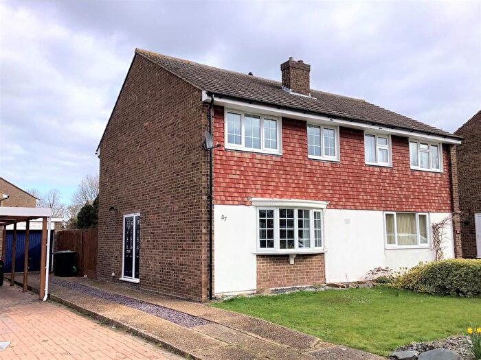 3 Bedroom Semi-Detached House To Rent In Swansholme Gardens, Sandy, SG19