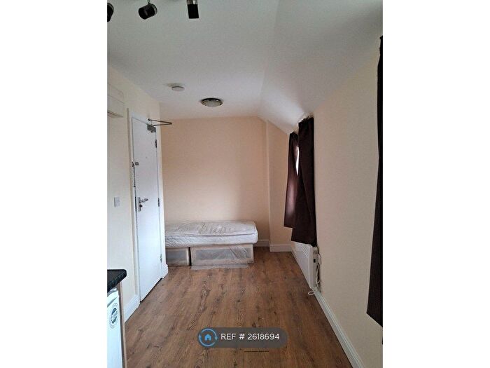 Studio To Rent In Riddons, London, SE12