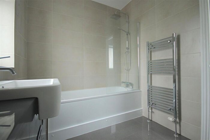 Semi Detached House To Rent In Earlswood Gardens, Ilford, IG5