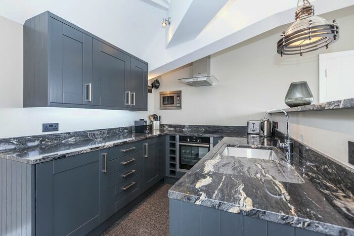 2 Bedroom Flat To Rent In Bell Yard Mews, Bermondsey, SE1