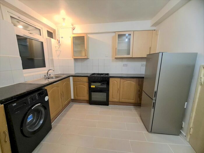 3 Bedroom Flat To Rent In Upper Tulse Hill, Brixton, London, SW2