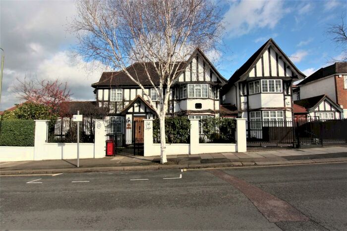 5 Bedroom House To Rent In Western Avenue, Golders Green, NW11