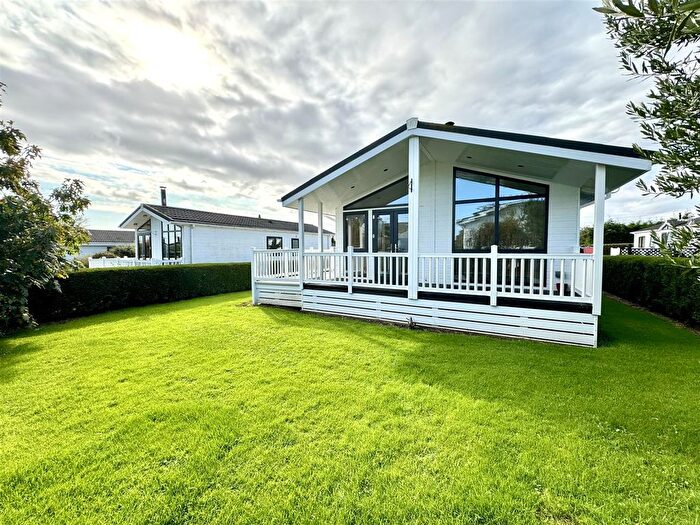 2 Bedroom Mobile/park Home For Sale In St Pierre Country Park, Portskewett, Caldicot, NP26