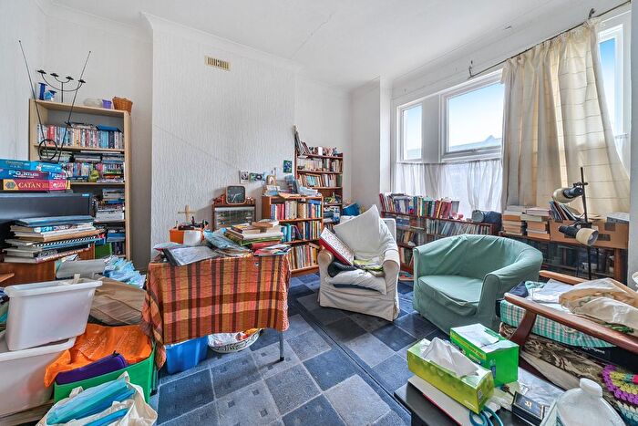 2 Bedroom Flat For Sale In Kingscourt Road, Streatham Hill, London, SW16