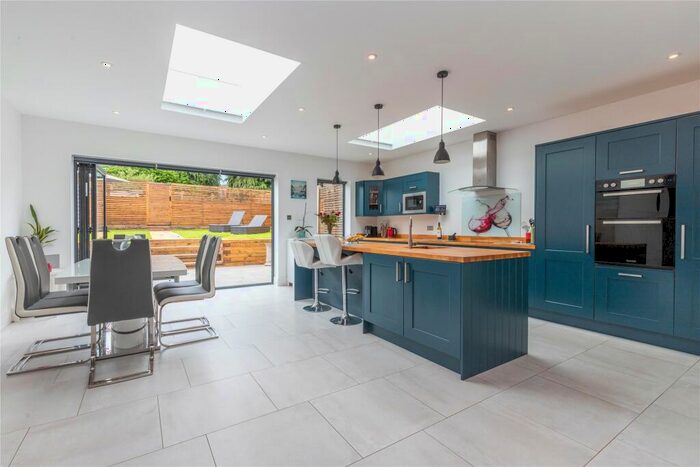 3 Bedroom Detached House To Rent In Union Street, Farnborough, Hampshire, GU14